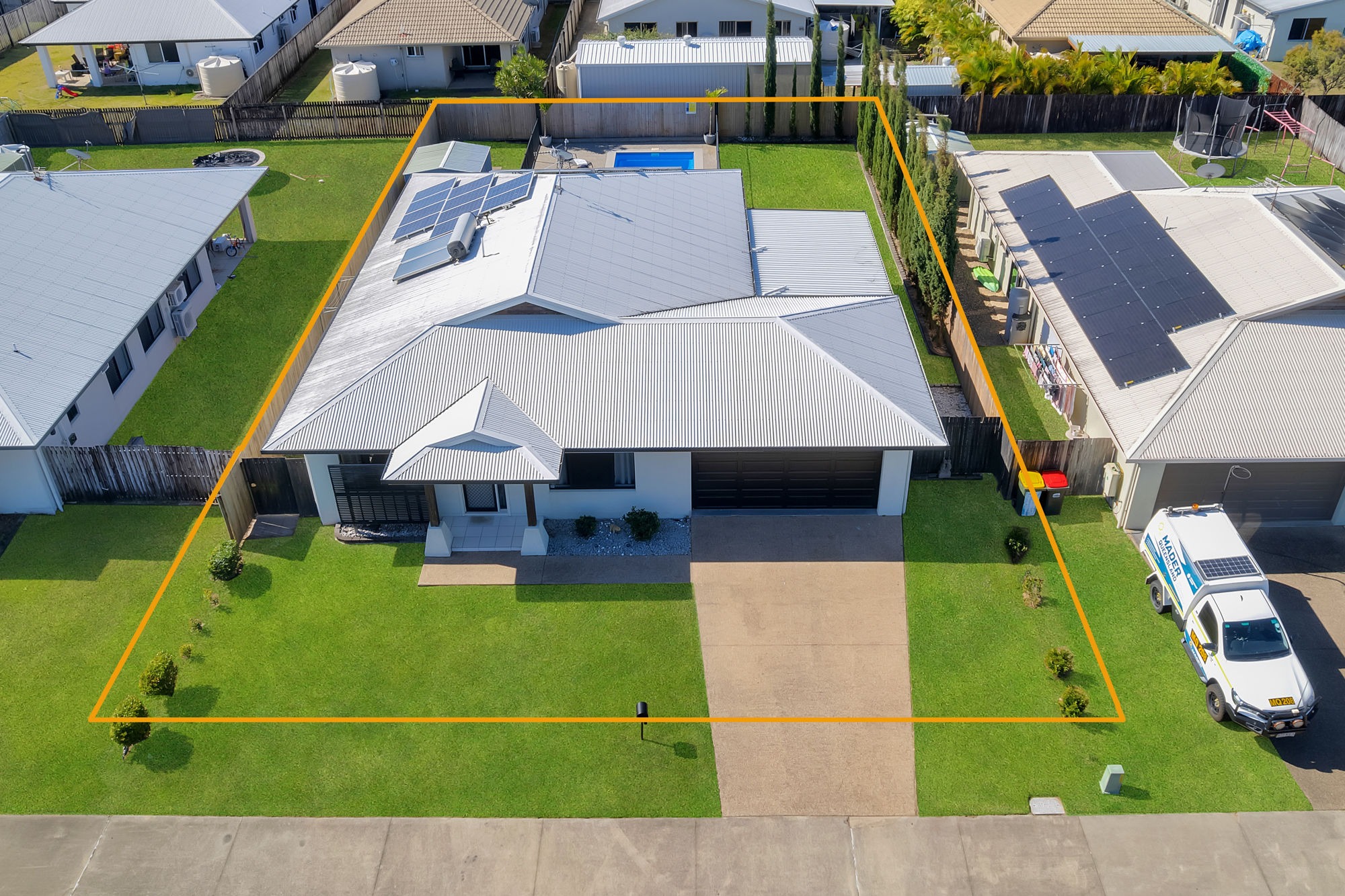 A FAMILY FAVOURITE WITH POOL & ENTERTAINING SPACE