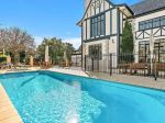 FAMILY-FRIENDLY LIVING IN A CENTRAL LOCATION