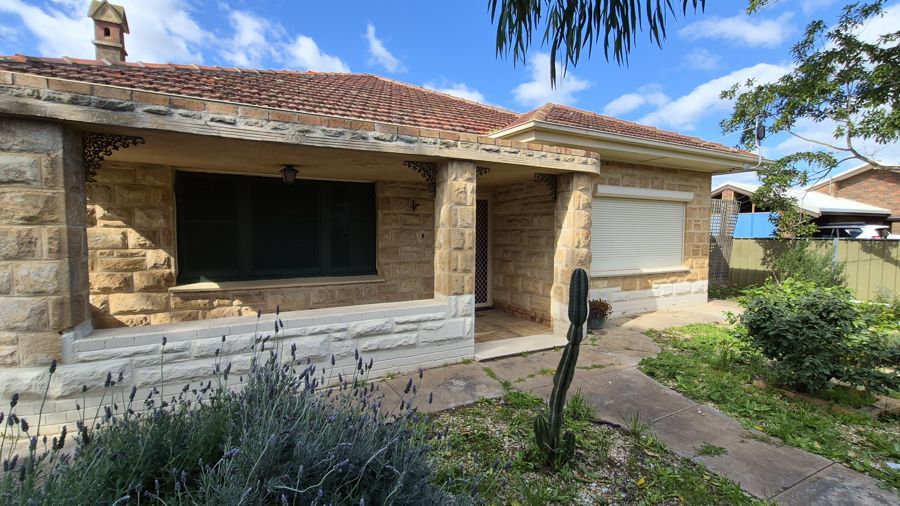 CHARMING 1950'S HOME - CONVENIENT CENTRAL LOCATION