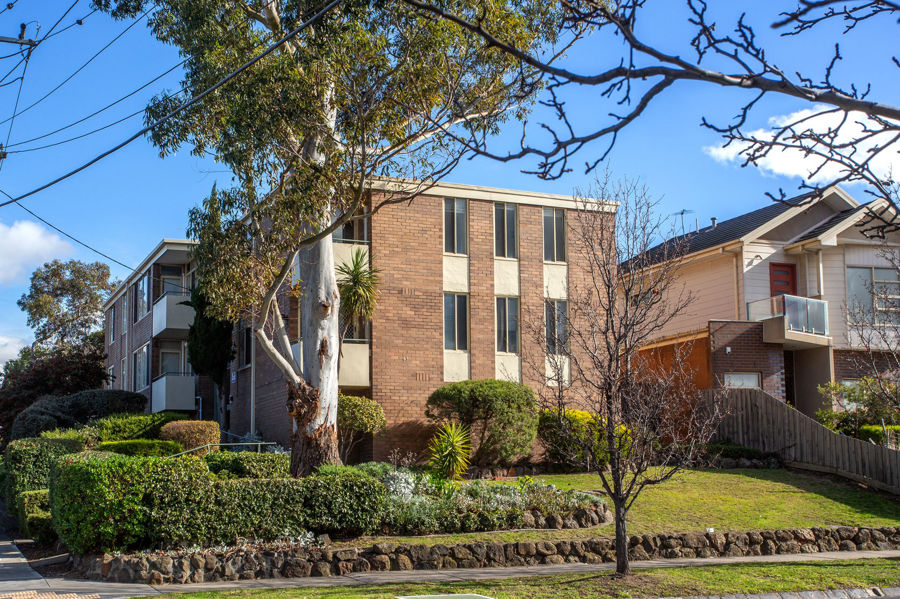 CLASSIC BLOCK, SPACIOUS APARTMENT!