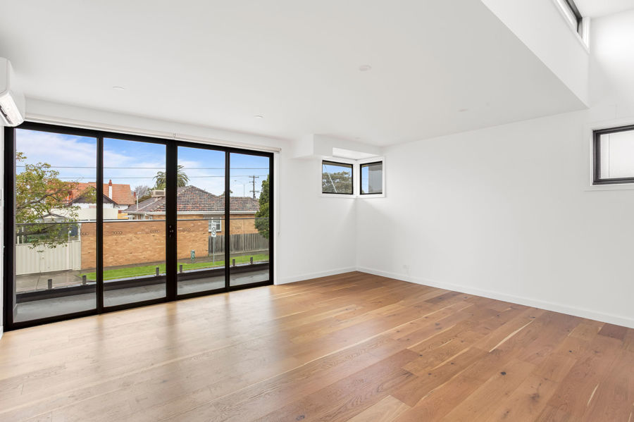 STREET FRONTAGE, SUPER MODERN TOWNHOUSE!