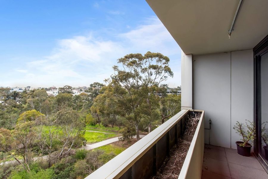 PARKSIDE BEAUTY!! PLEASE NOTE:- LEASE - 6 MONTHS ONLY