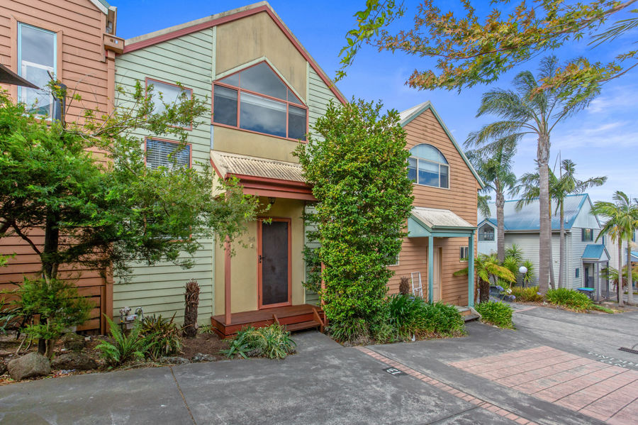 MODERN, LOW-MAINTENANCE LIVING IN PRIME LOCATION