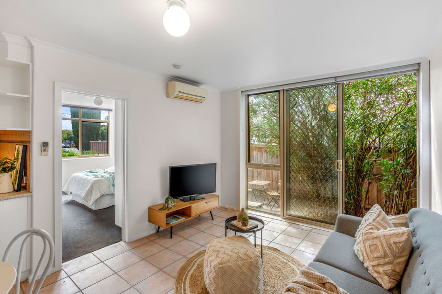 GROUND FLOOR APARTMENT, LARGE COURTYARD!