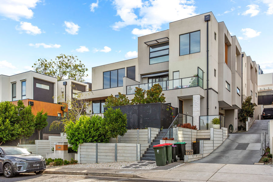 THREE LEVEL GEM, MODERN APPEAL!