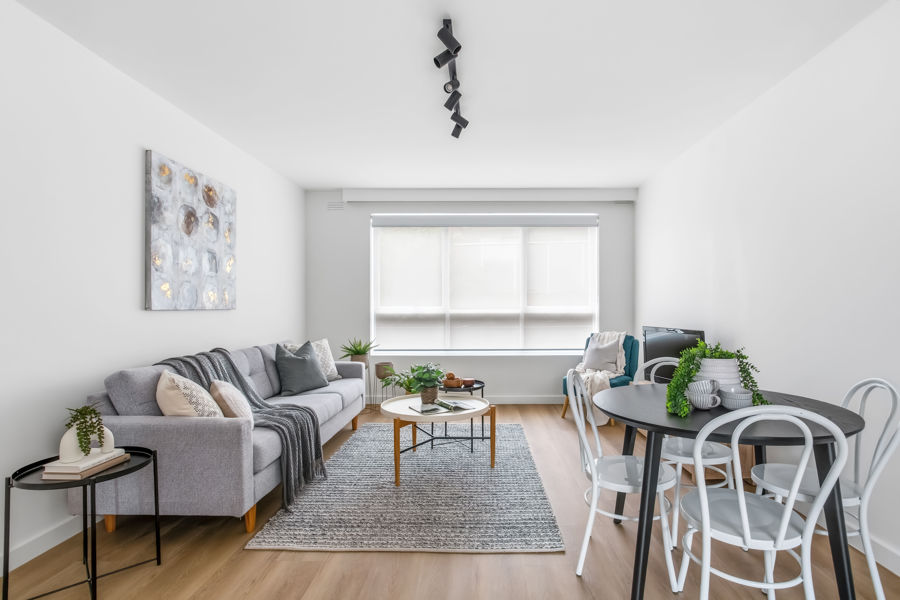 RENOVATED, LIGHT-FILLED APARTMENT