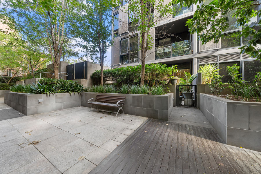 MAGNIFICENT COURTYARD, EXCEPTIONAL LOCATION!