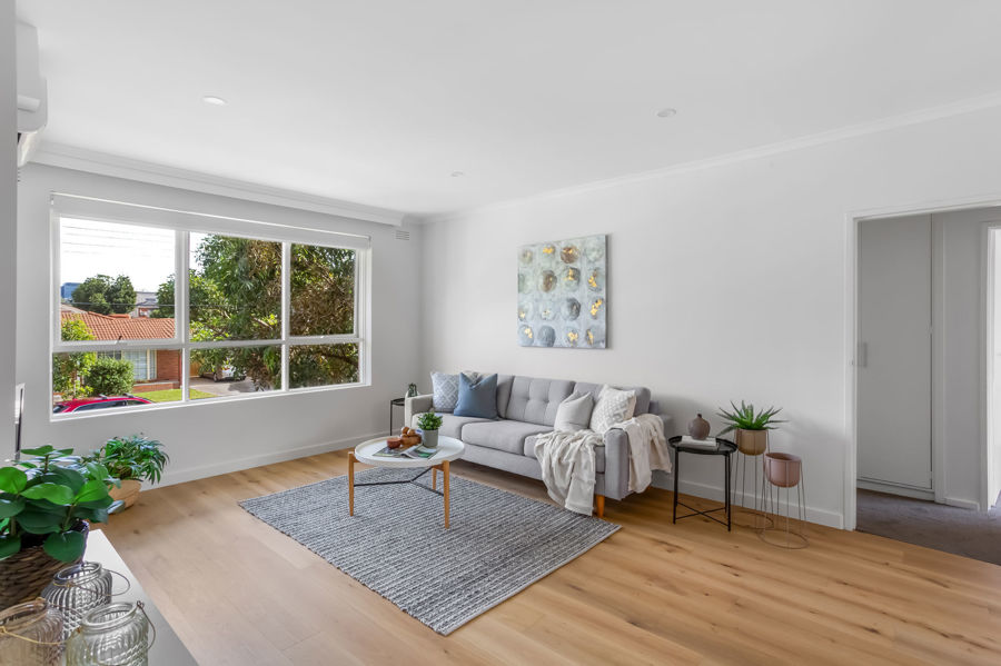 LIGHT-FILLED APARTMENT, READY TO MOVE IN!