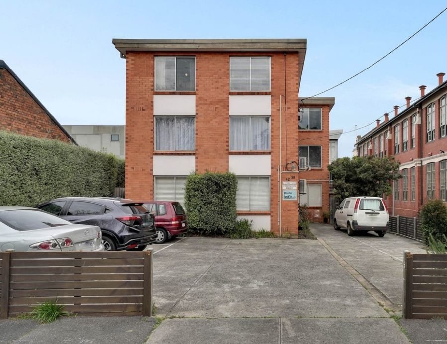 TOP FLOOR, 6 IN THE BLOCK, NORTH FACING!