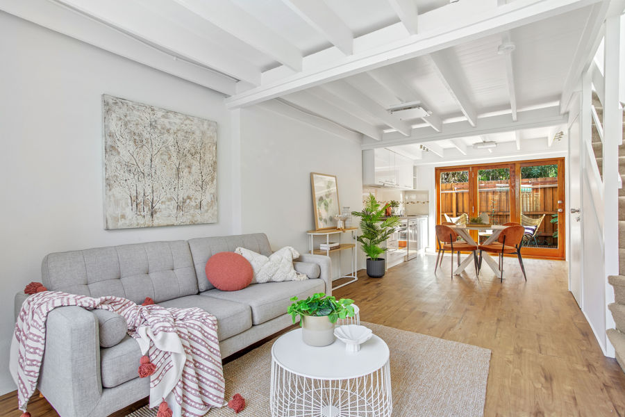 STYLISH TOWNHOUSE, BRIGHT & CONVENIENTLY LOCATED