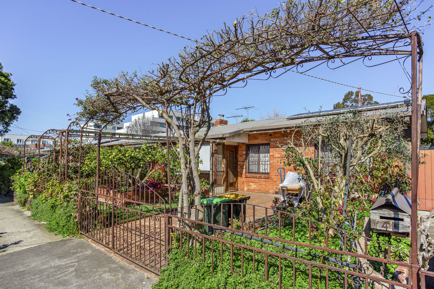 QUAINT HOME, PARKLANDS ON YOUR STREET!