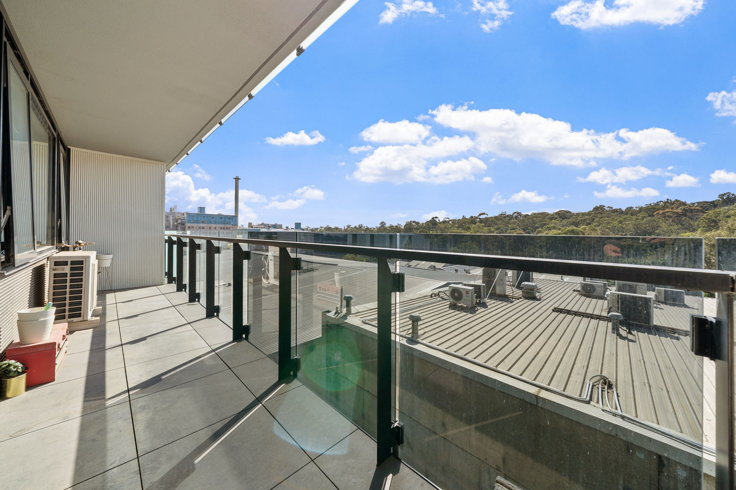 NORTH FACING, NATURAL LIGHT A-PLENTY!!