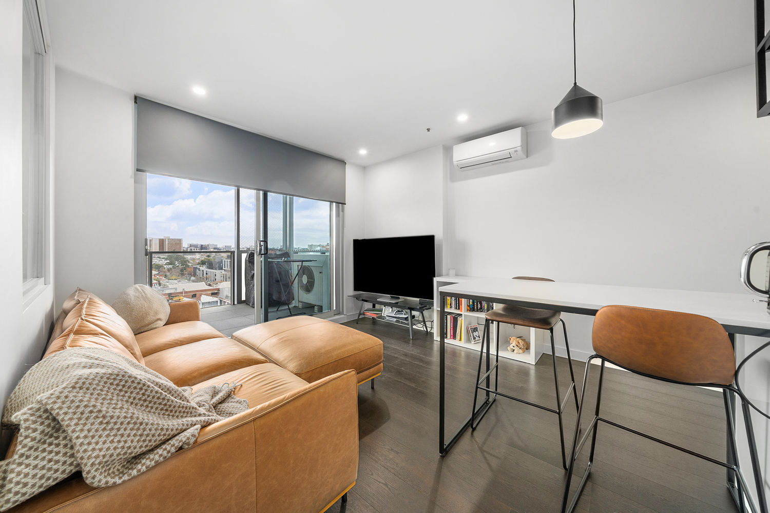 STYLISH & SLEEK APARTMENT AT 'EMBASSY'