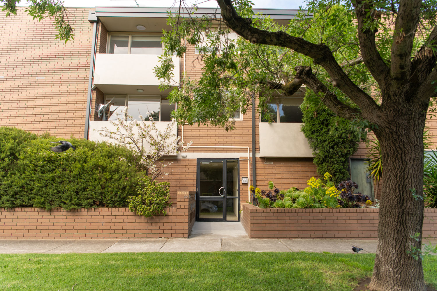 BOUTIQUE BLOCK OF 6, STYLISH APARTMENT