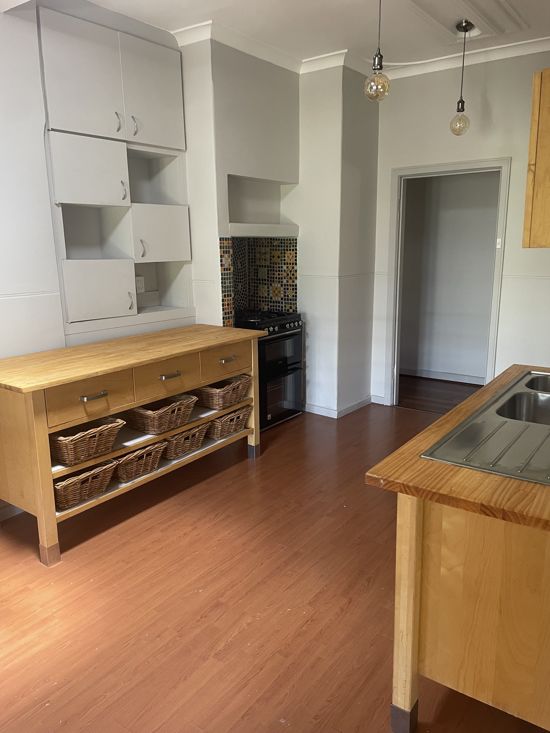 CHARMING 3X1 HOME IN APPLECROSS - JUST STREETS FROM THE RIVER!