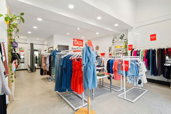 A GRADE RETAIL SPACE & OFFICE CENTRALLY LOCATED IN A BRILLIANT LOCATION.