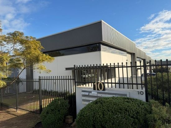 SUPERBLY PRESENTED STREET - FRONT OFFICE / STUDIO / WAREHOUSE WITH AN OUTSTANDING FIT-OUT