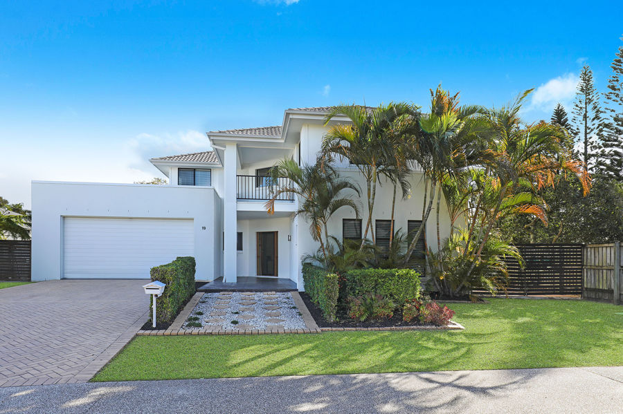 SPACIOUS FAMILY LIVING WITH LAKE KAWANA VIEWS