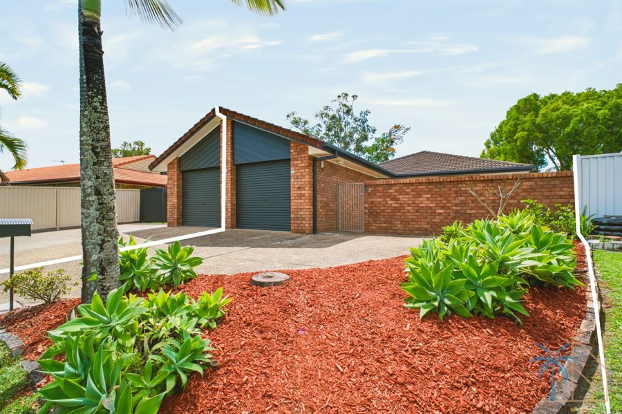 BURLEIGH WATERS DUPLEX - COMFORTABLE LIVING, FLEXIBLE SPACES AND FUTURE POTENTIAL