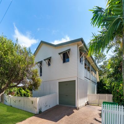 CHARMING HIGH SET HOME WITH RELAXING OUTDOOR SPACES!