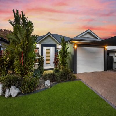 CONTEMPORARY FAMILY LIVING WITH RESORT-STYLE OUTDOOR ENTERTAINING!