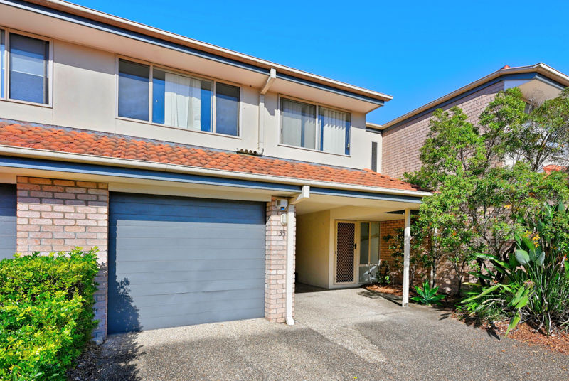 LARGE 4 BEDROOM TOWNHOUSE