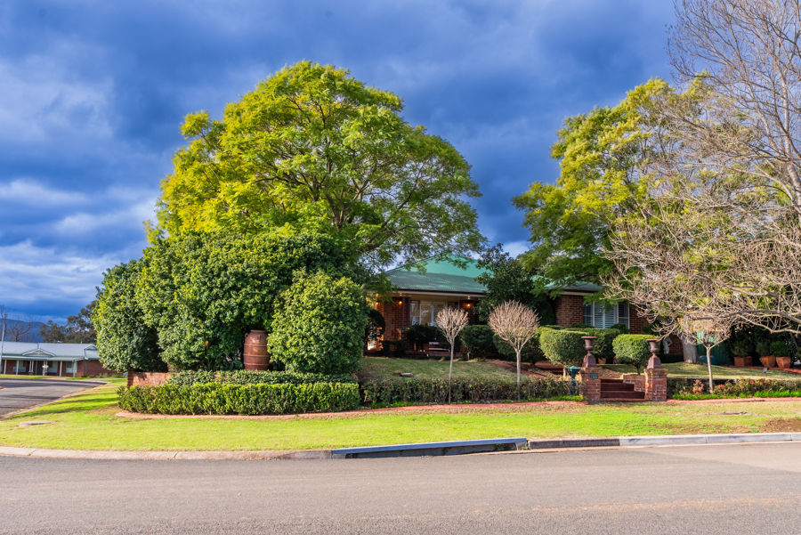 BEAUTIFUL FAMILY HOME WITH GRANNY FLAT