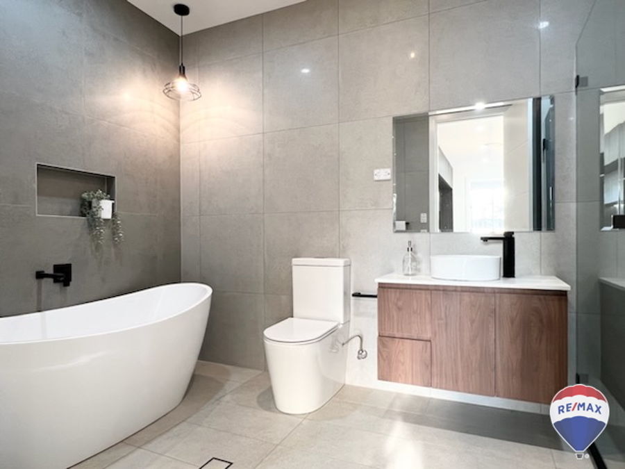 LUXURY - HOUSE & GRANNY