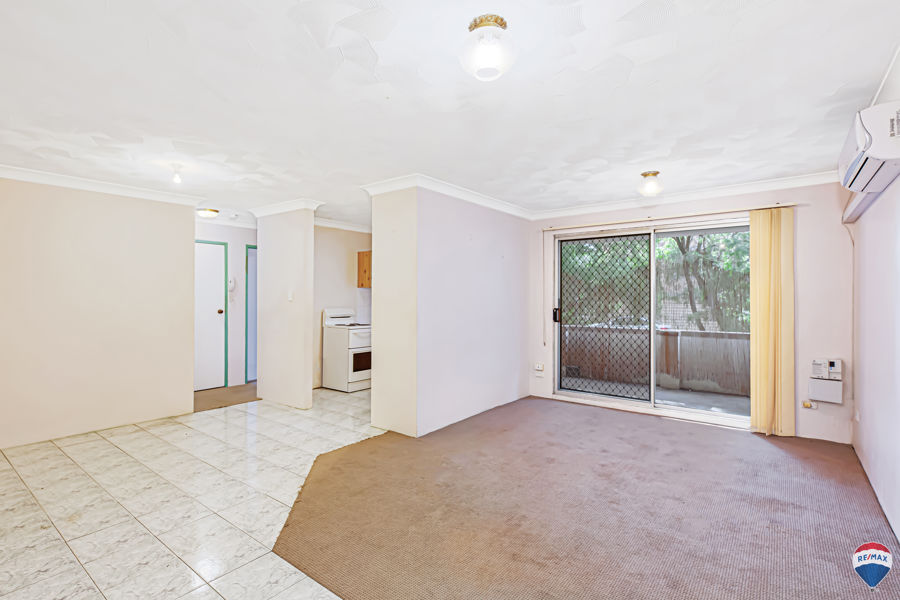 WALKING DISTANCE TO KINGSWOOD TRAIN STATION, NEPEAN HOSPITAL AND SHORT DISTANCE TO WESTERN SYDNEY UNIVERSITY, SCHOOLS, SHOPS, AND AMENITIES.