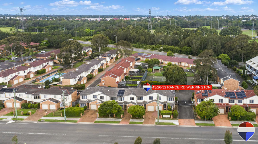 3-BEDROOM TOWNHOUSE WITH POOL, TENNIS & BASKETBALL COURTS