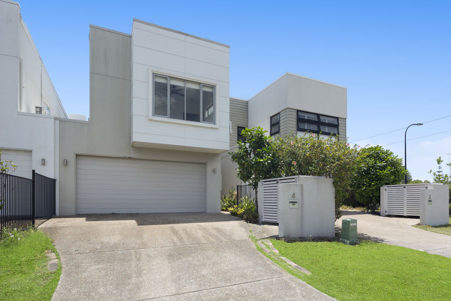MODERN 4-BEDROOM TERRACE HOME OVERLOOKING LAKE & BUSHLAND