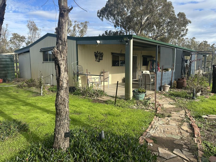 RIVER ACCESS LIFESTYLE PROPERTY, 5 MINUTES FROM SHOPS, CLUBS AND PUB.