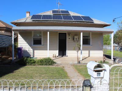 3 BEDROOM COTTAGE STYLE HOME!
