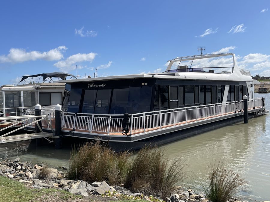 CLEARWATER - HOUSEBOAT & SECURE BERTH OPPORTUNITY