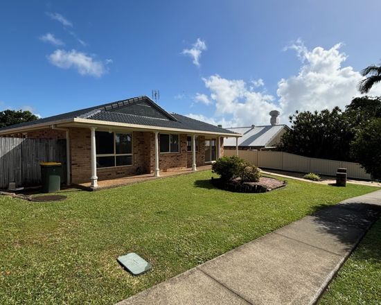 A WELL-PRESENTED DUPLEX OFFERING LOW-MAINTENANCE LIVING IN A PEACEFUL AND CONVENIENT LOCATION.