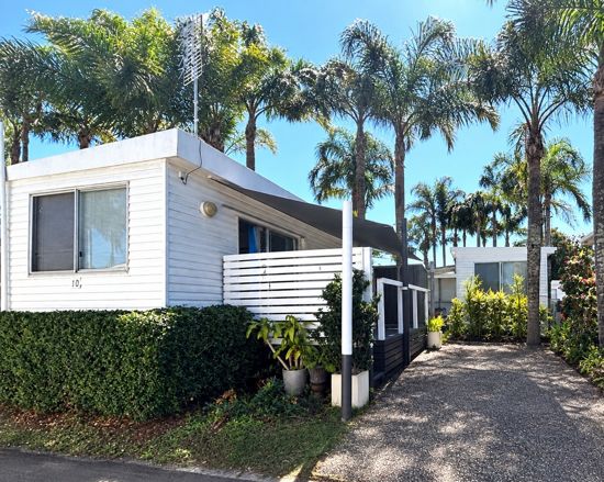 HOLIDAY LIFESTYLE AWAITS YOU