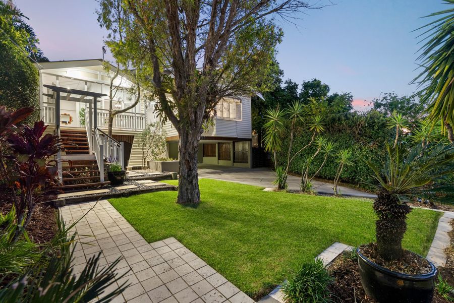 STUNNING FAMILY HOME ON 909SQM IN BLUE-CHIP LOCATION