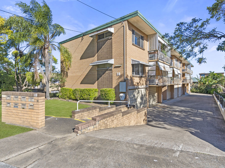 SPACIOUS UNIT WITH CITY VIEWS