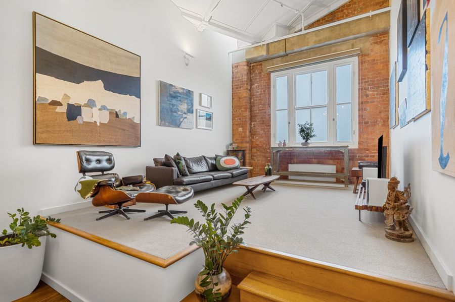 TOP FLOOR APARTMENT IN SOUGHT AFTER SARATOGA WITH RIVER VIEWS