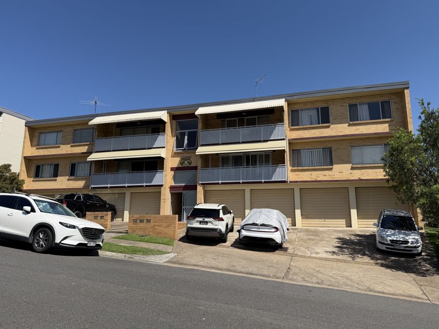 HUGE 3 BEDROOM UNIT IN COMPLEX OF 4