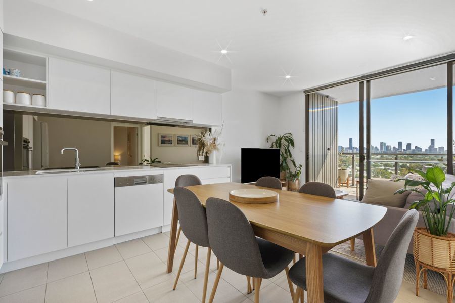 STUNNING CITY VIEWS IMMACULATELY PRESENTED WITH STORAGE CAGE