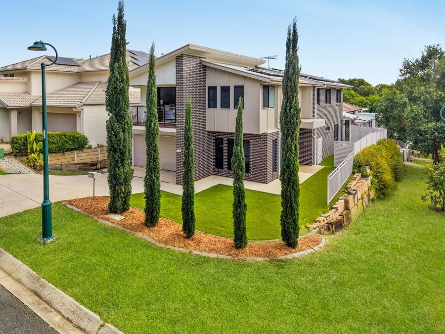 MODERN LUXURY HOME IN AN IDEAL CARINDALE LOCATION