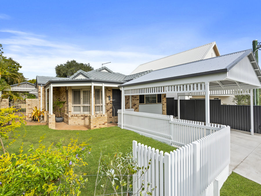 LUXURIOUS LOW SET HOME - UNPACK, SIT BACK, RELAX.