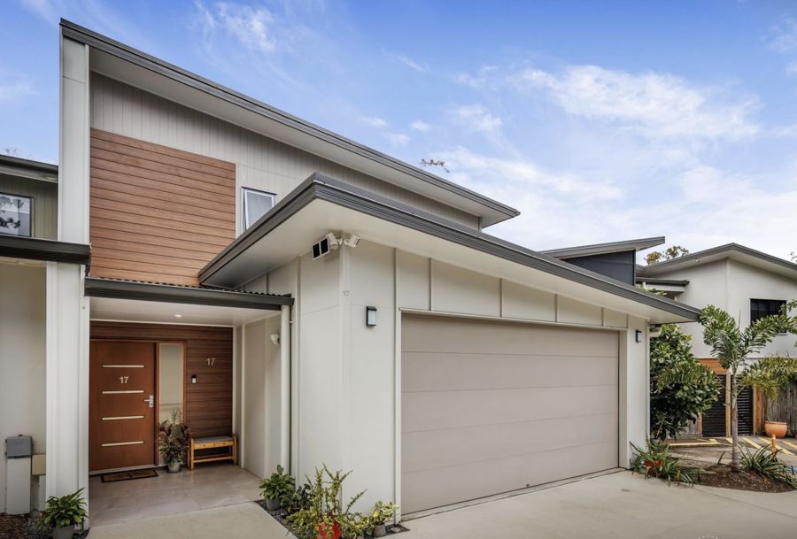 OVERSIZED 4 BEDROOM TOWNHOME