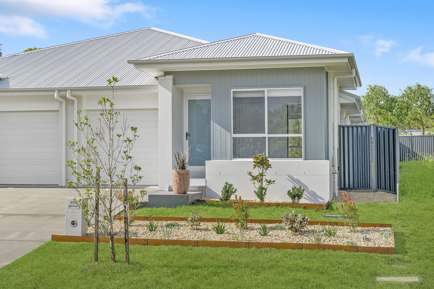 STYLISH DUPLEX - IDEAL FIRST HOME OR INVESTMENT IN LAKE CATHIE