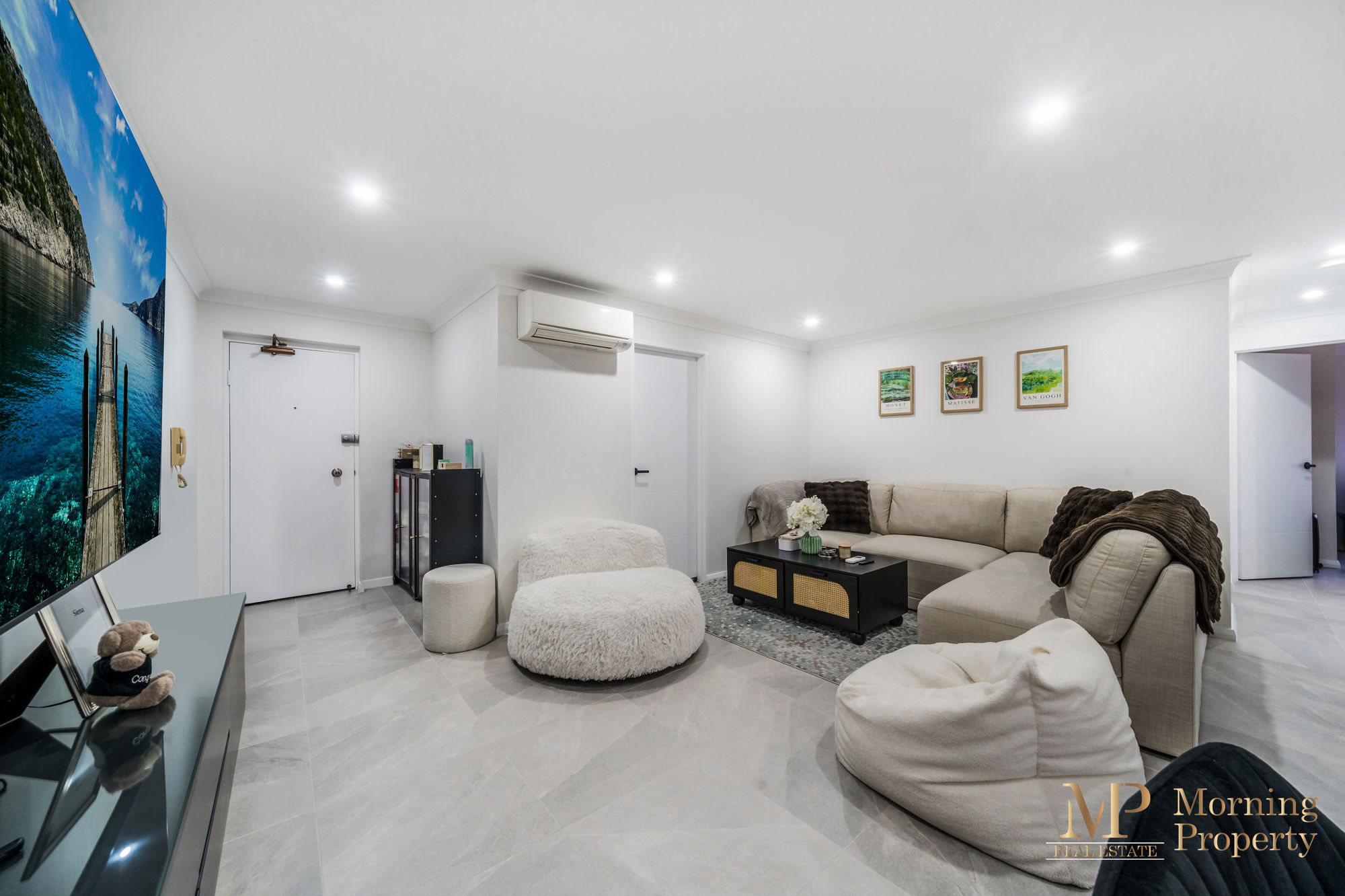 FULLY RENOVATED UNIT ON THE TOP-FLOOR OF A NEAT SECURITY COMPLEX
