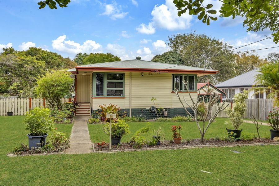 TIDY HOME WITH DUAL SIDE ACCESS POTENTIAL!