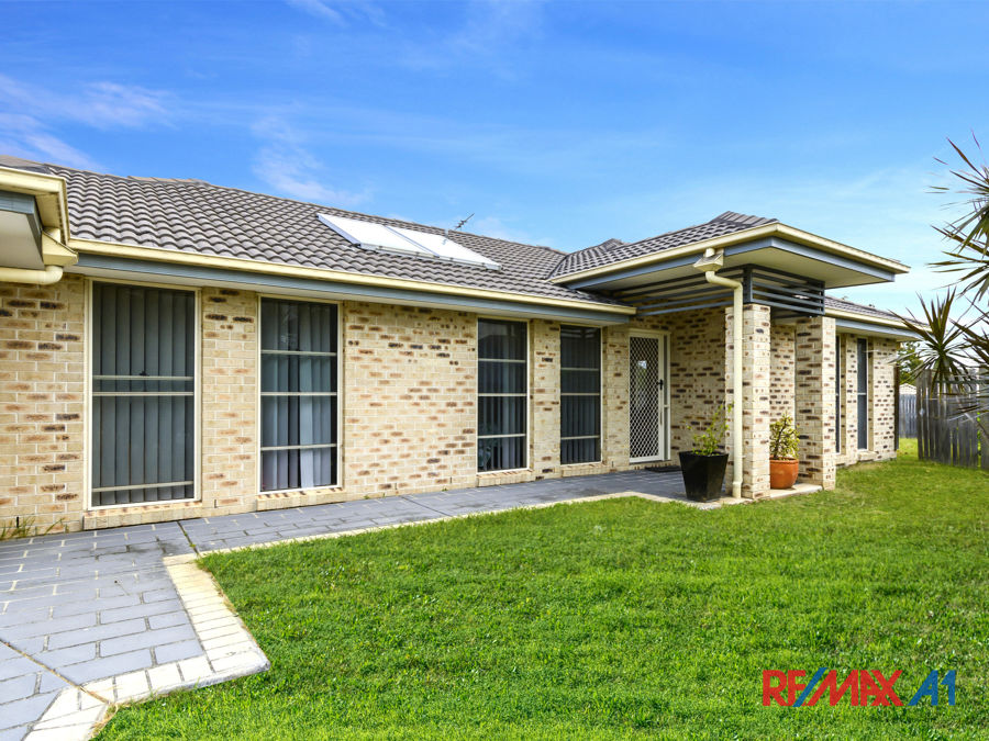 IDEAL FAMILY HOME ON 623M2 , 2 LIVING AREAS, SOLAR HOT WATER & WATER TANK