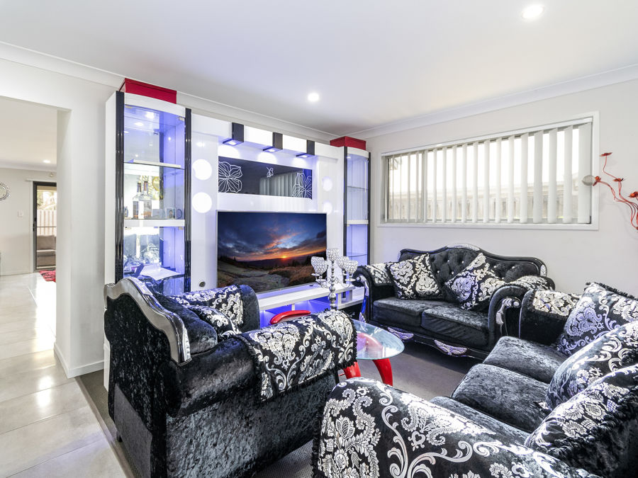 IMMACULATE 3 YEAR OLD FAMILY HOME IN SOUGHT AFTER LOGAN RESERVE