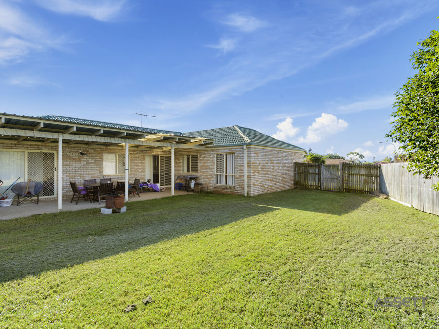 4 BEDROOM FAMILY HOME ,2 LIVING AREAS & HUGE 711 M2 LEVEL FULLY FENCED YARD